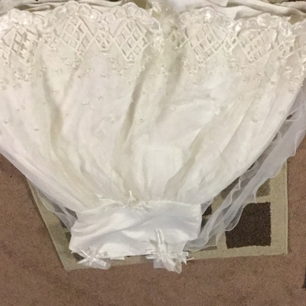 Dresses - Picture 4 of 4